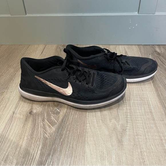 Nike Black and gold Running Shoes women’s size‎ 9.5 - Picture 1 of 5